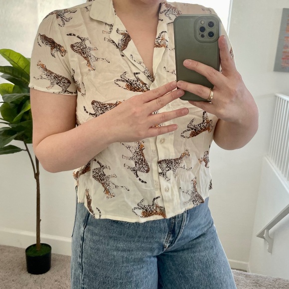 ⭐️ UO Printed Button Down Shirt Leopard Cheetah Cat Hipster Artsy Trendy Blouse - Picture 1 of 5